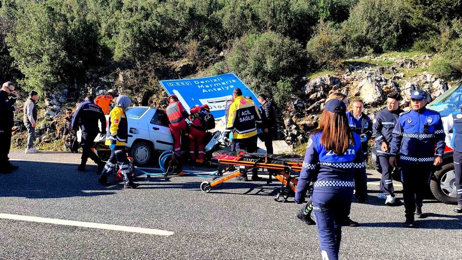 Menteşe’de kazada alev alan araçtaki 2 kişi ekiplerce kutarıldı
