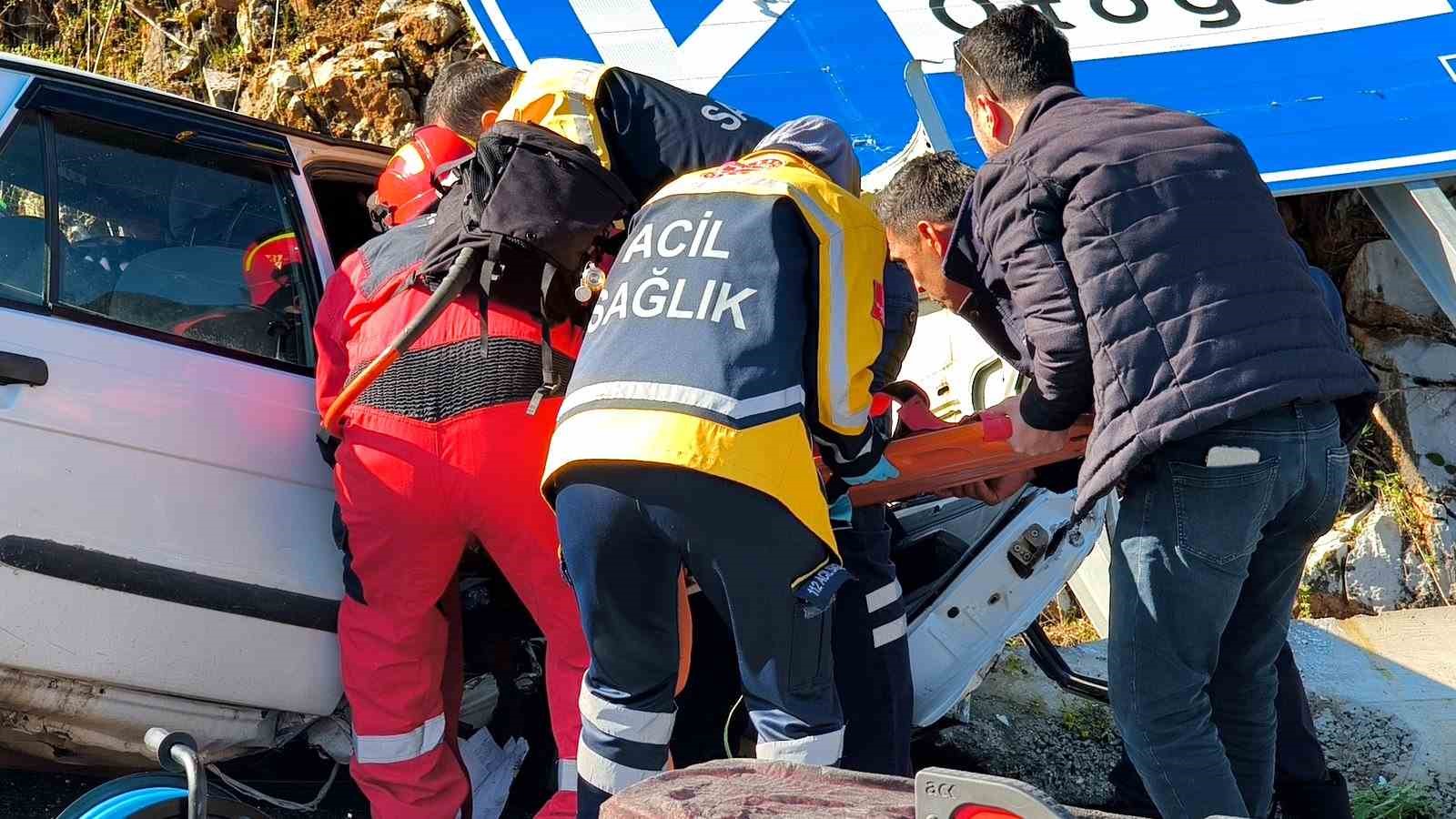 Menteşe’de kazada alev alan araçtaki 2 kişi ekiplerce kutarıldı
