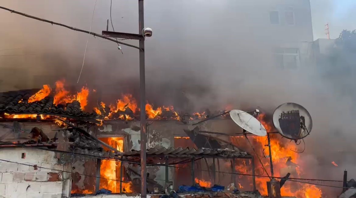 Menteşe’de küle dönen evleri için iki kardeş yardım bekliyor
