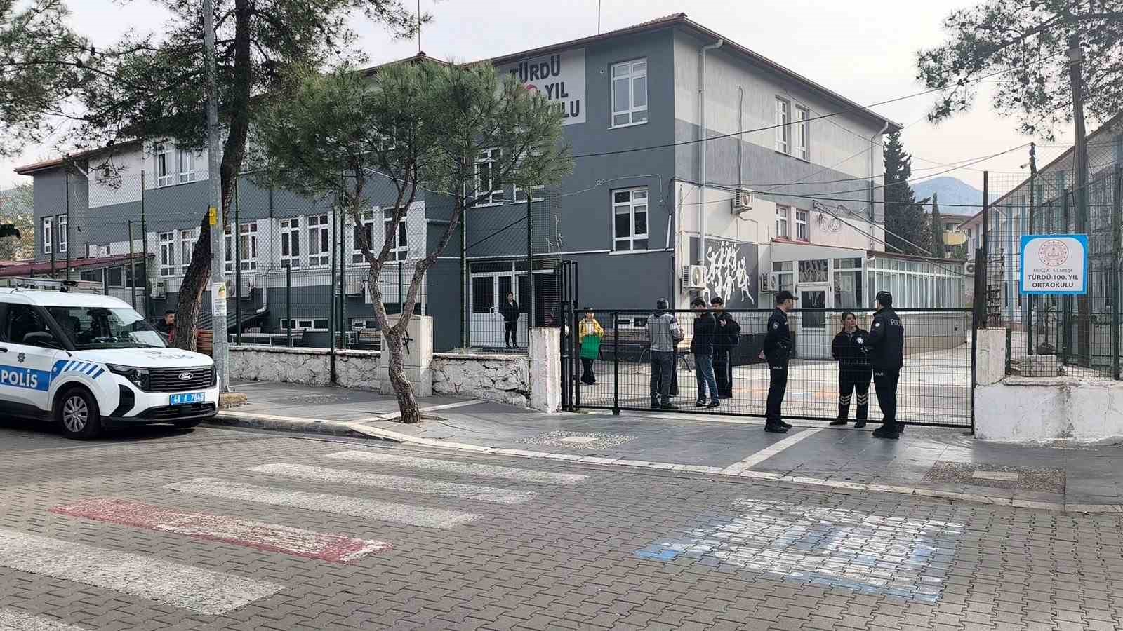 Menteşe’de okul önlerinde güvenlik duvarı
