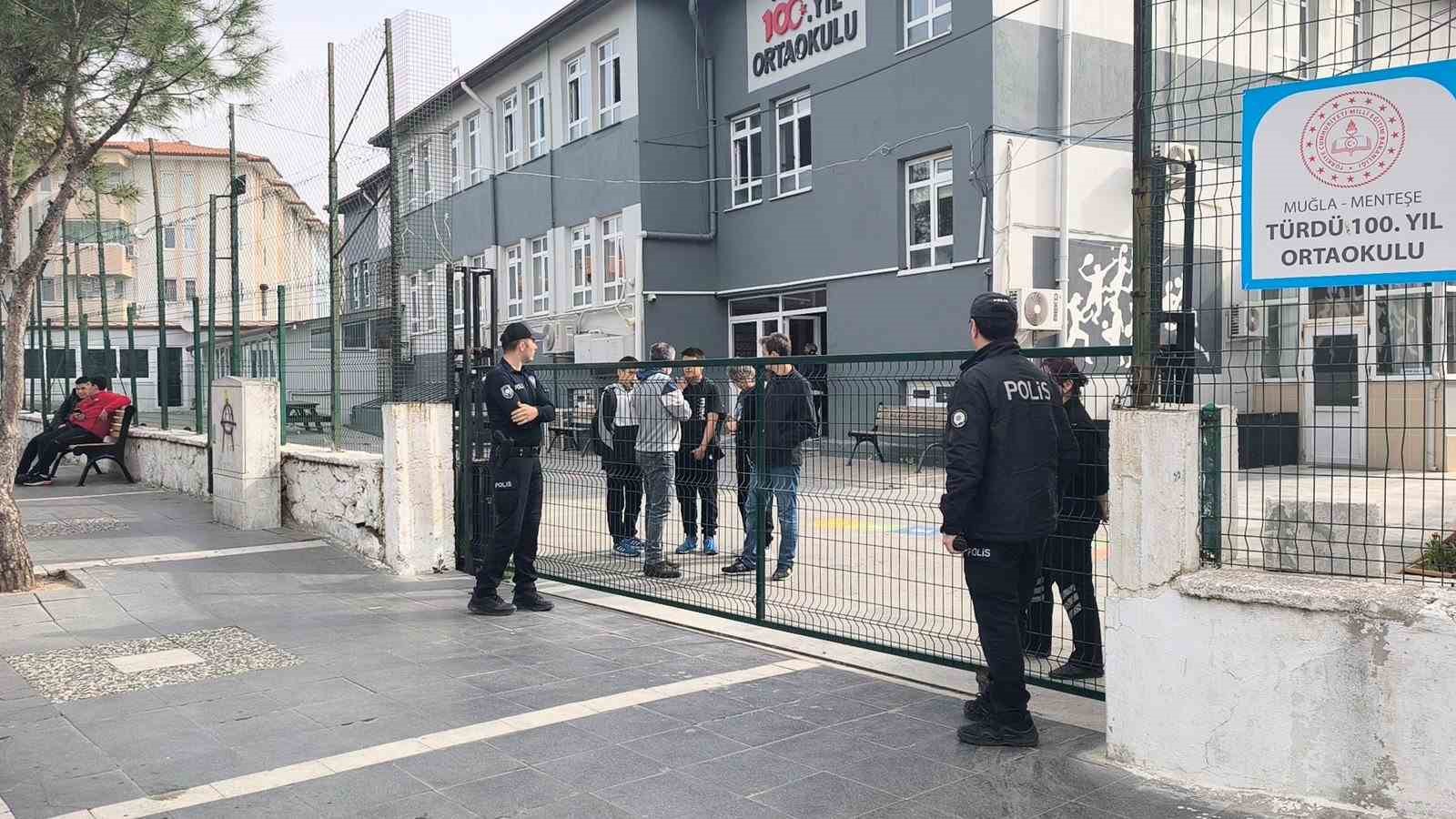 Menteşe’de okul önlerinde güvenlik duvarı
