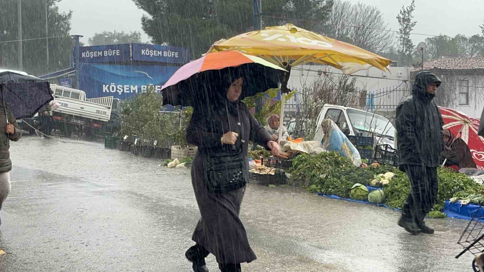 Menteşe’de sağanak yağış vatandaşlara zor anlar yaşatıyor
