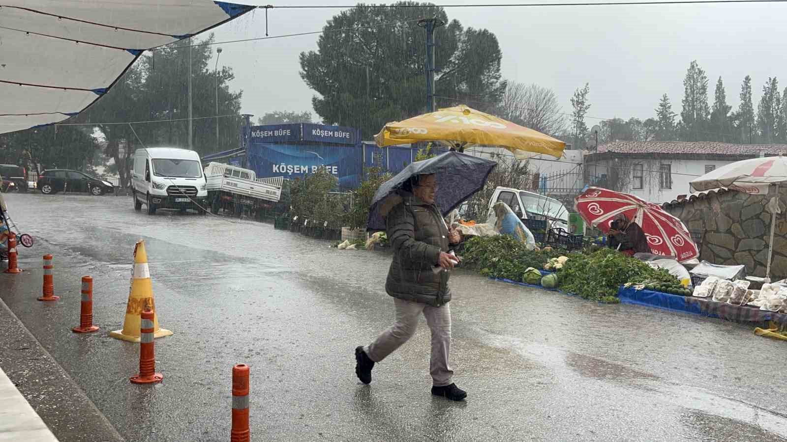 Menteşe’de sağanak yağış vatandaşlara zor anlar yaşatıyor
