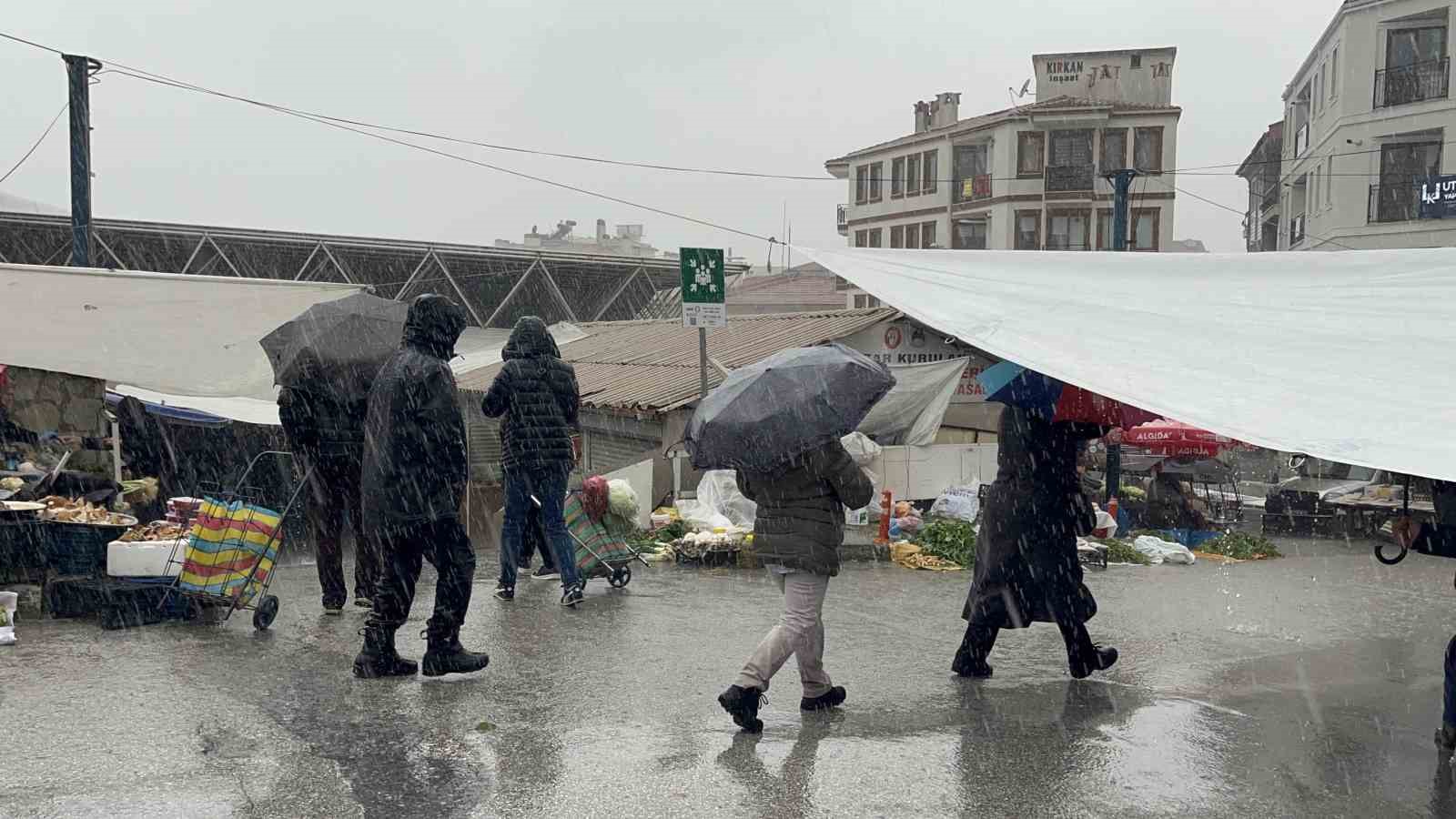 Menteşe’de sağanak yağış vatandaşlara zor anlar yaşatıyor
