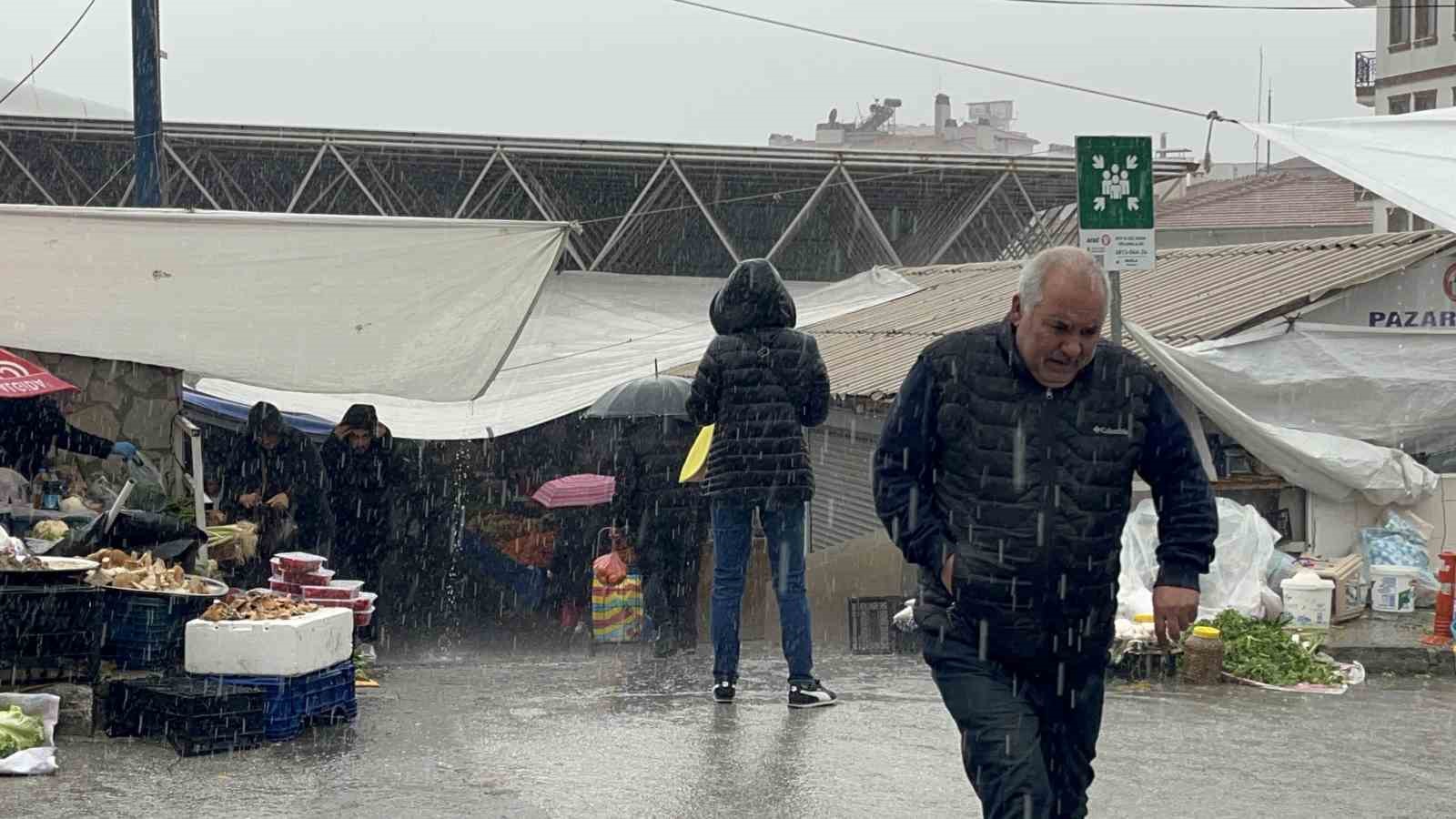 Menteşe’de sağanak yağış vatandaşlara zor anlar yaşatıyor
