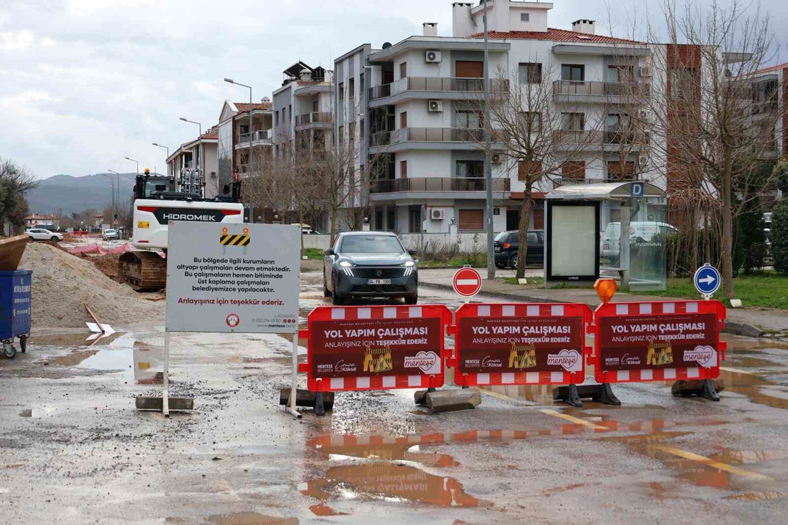Menteşe’de yol yapım çalışmaları devam ediyor
