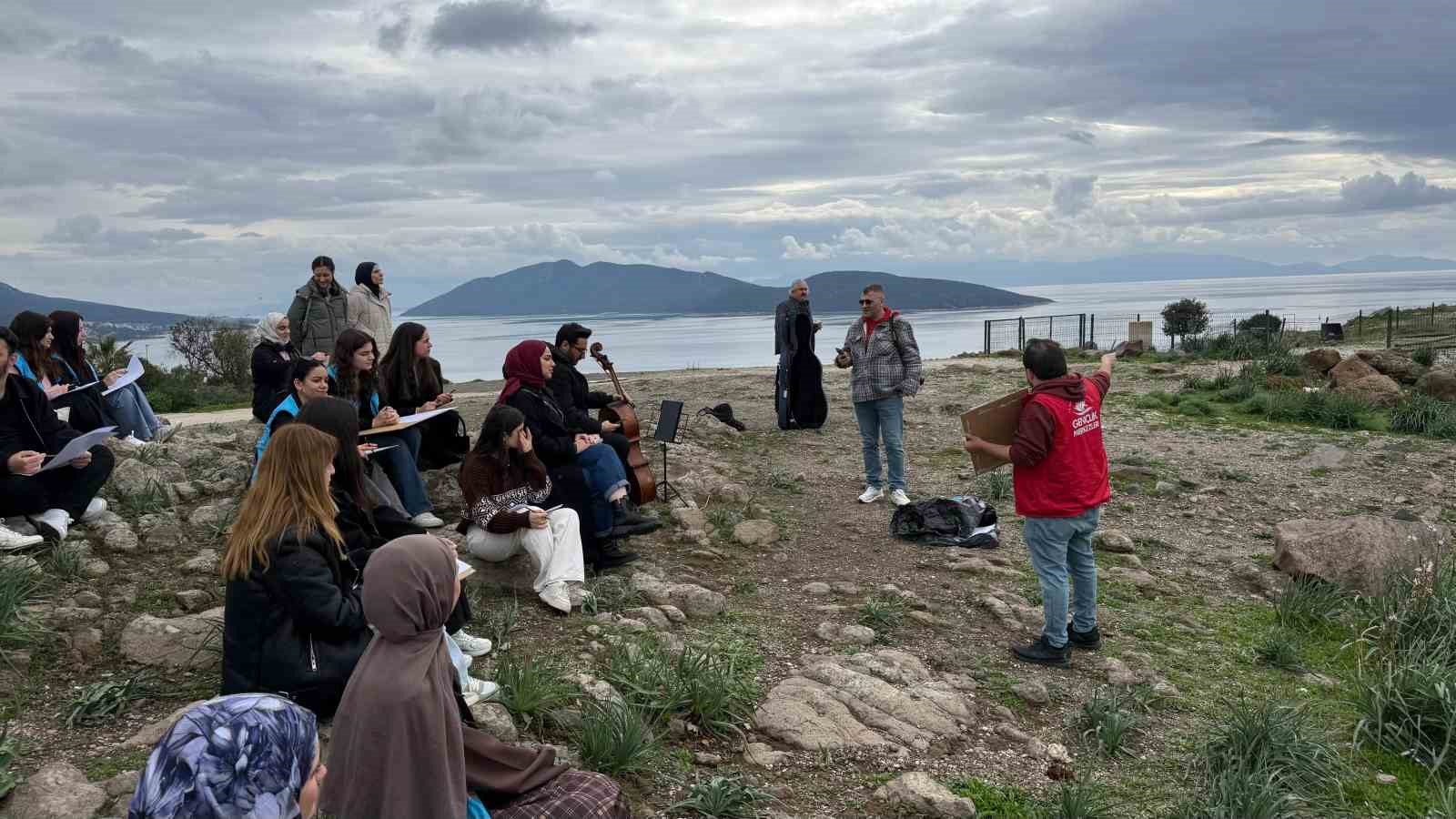 Menteşe’nin gönüllü gençlerinden Bodrum’da sanat çıkartması
