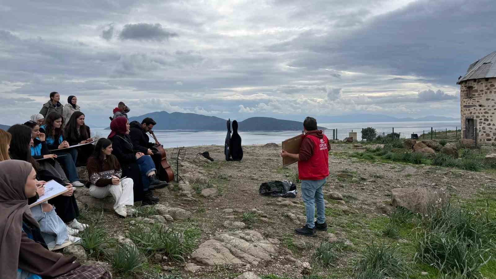 Menteşe’nin gönüllü gençlerinden Bodrum’da sanat çıkartması
