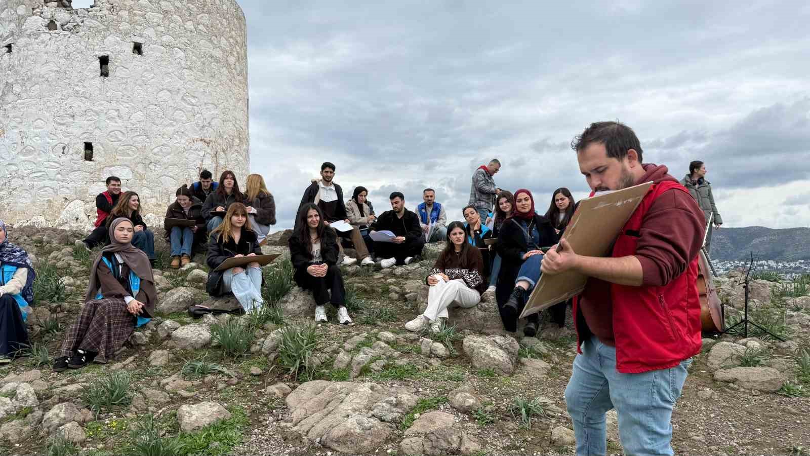 Menteşe’nin gönüllü gençlerinden Bodrum’da sanat çıkartması
