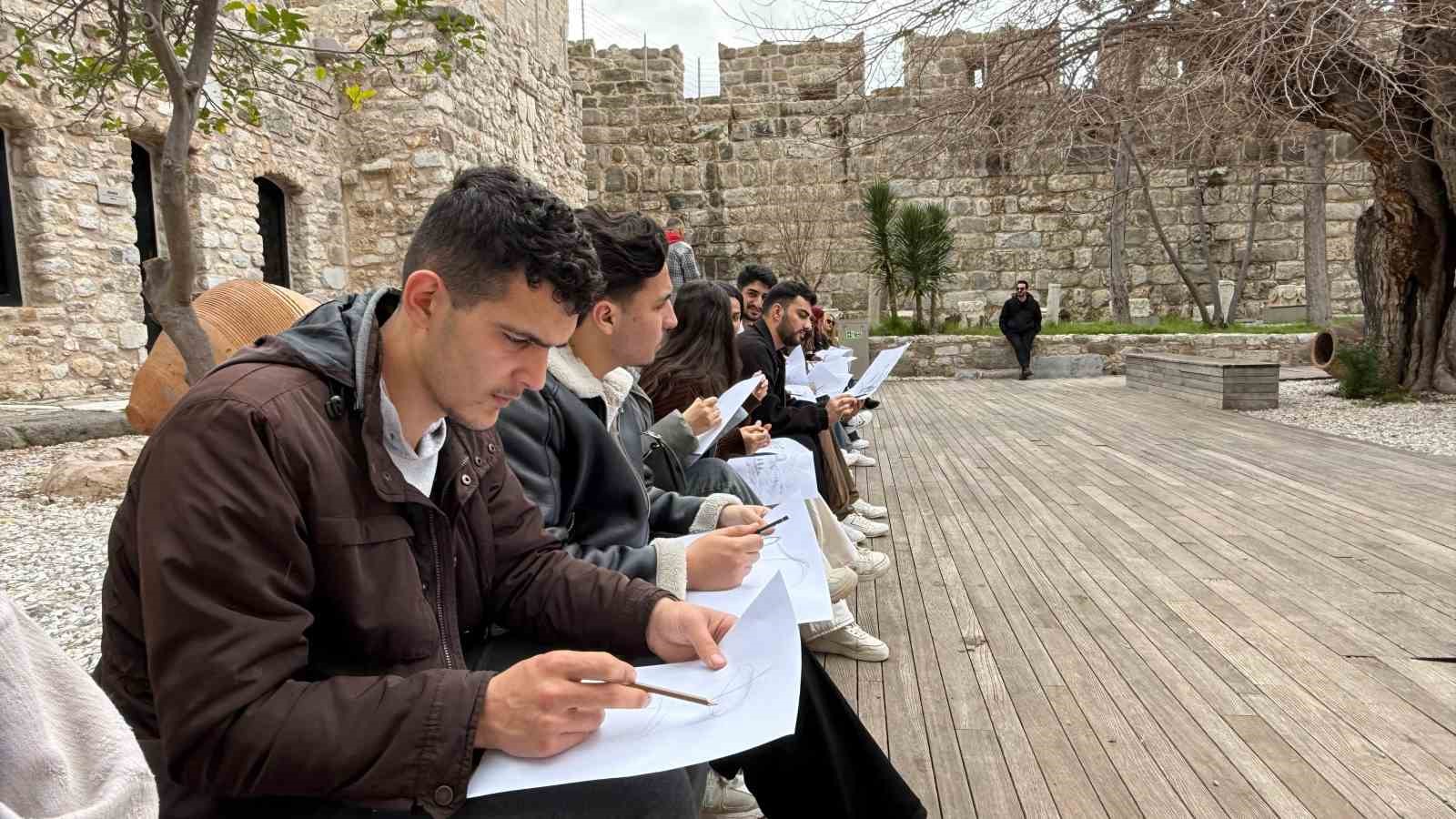 Menteşe’nin gönüllü gençlerinden Bodrum’da sanat çıkartması
