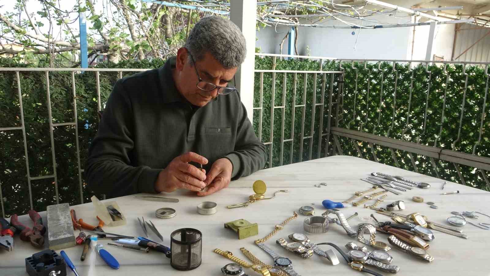 Merakla başlayıp 35 sene yaptığı mesleği teknolojiye yenik düşen saatçi, 12 yıldır evinde mesleğini yaşatıyor
