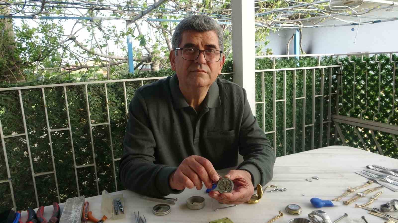 Merakla başlayıp 35 sene yaptığı mesleği teknolojiye yenik düşen saatçi, 12 yıldır evinde mesleğini yaşatıyor
