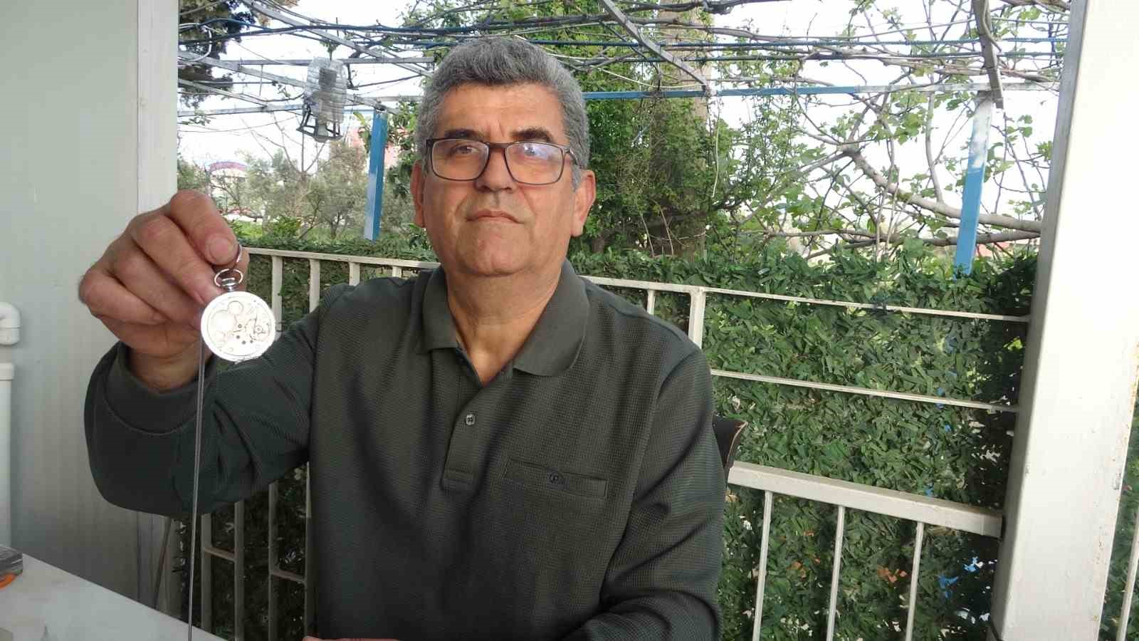 Merakla başlayıp 35 sene yaptığı mesleği teknolojiye yenik düşen saatçi, 12 yıldır evinde mesleğini yaşatıyor
