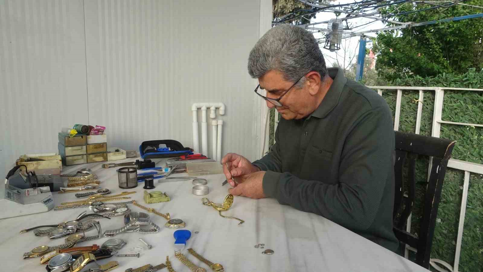 Merakla başlayıp 35 sene yaptığı mesleği teknolojiye yenik düşen saatçi, 12 yıldır evinde mesleğini yaşatıyor
