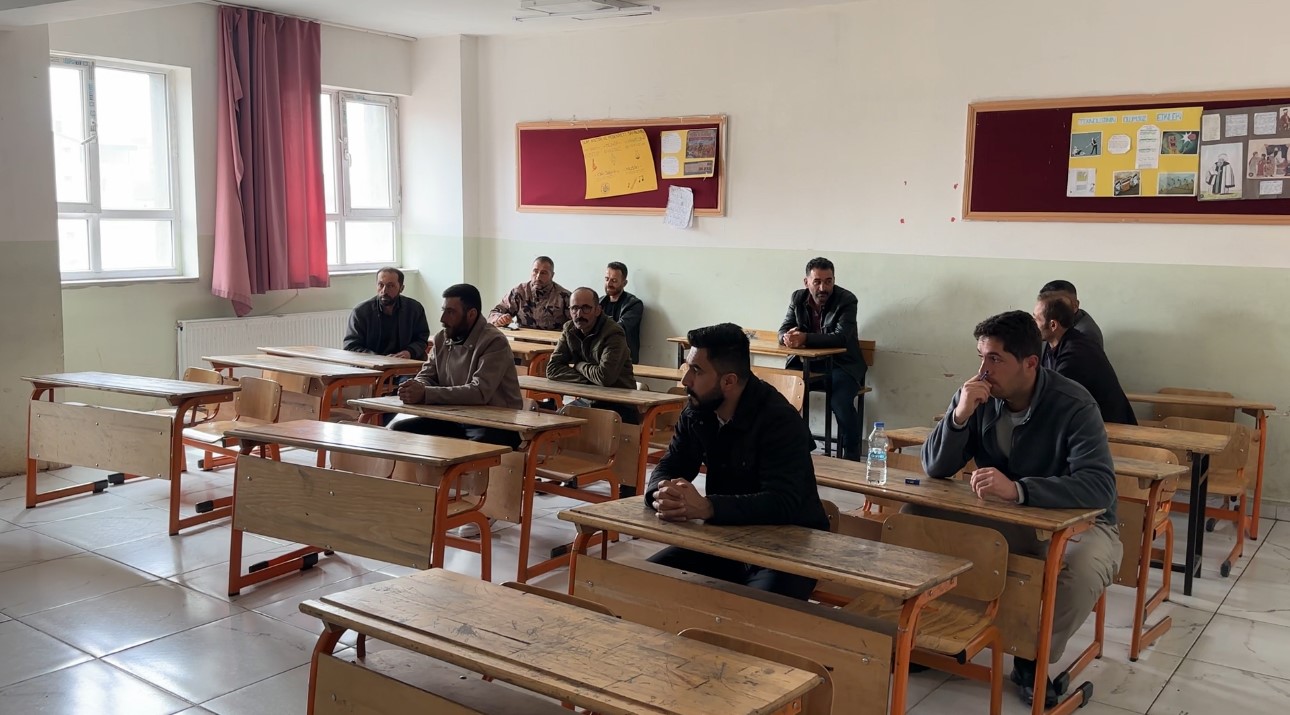 Meralardan sınıflara: Yüksekovalı çiftçiler bu kez sıralarda ter döktü
