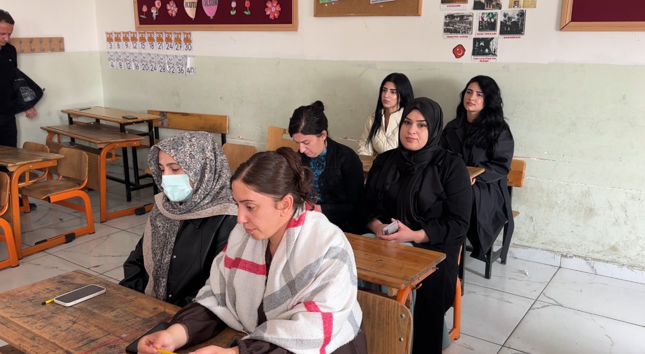 Meralardan sınıflara: Yüksekovalı çiftçiler bu kez sıralarda ter döktü
