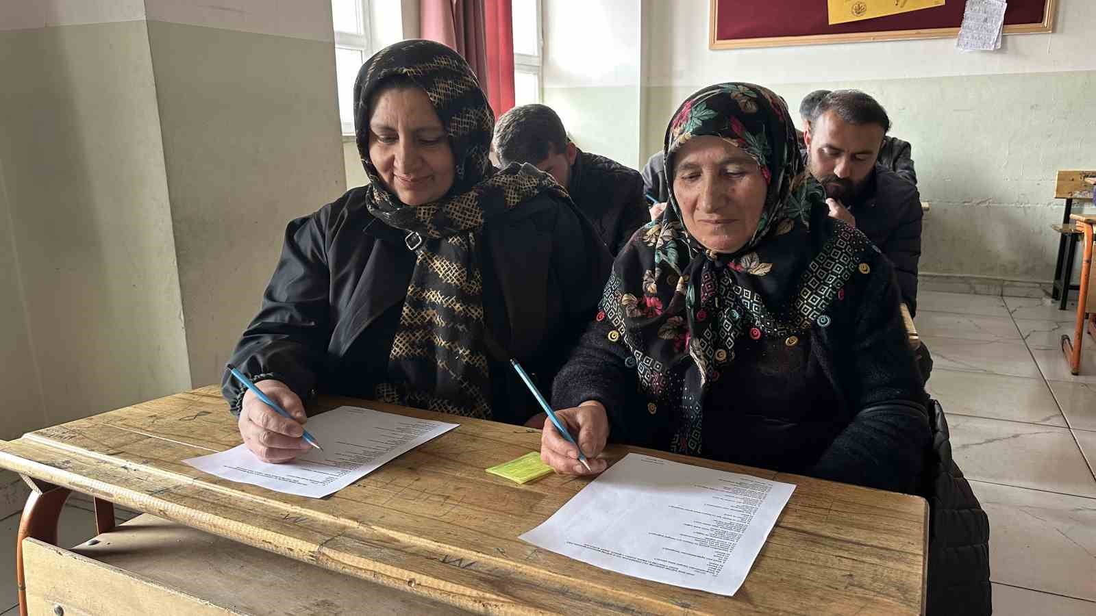 Meralardan sınıflara: Yüksekovalı çiftçiler bu kez sıralarda ter döktü
