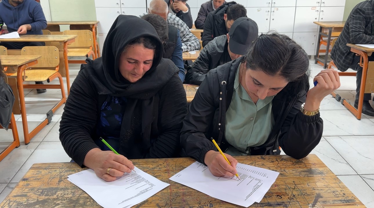 Meralardan sınıflara: Yüksekovalı çiftçiler bu kez sıralarda ter döktü
