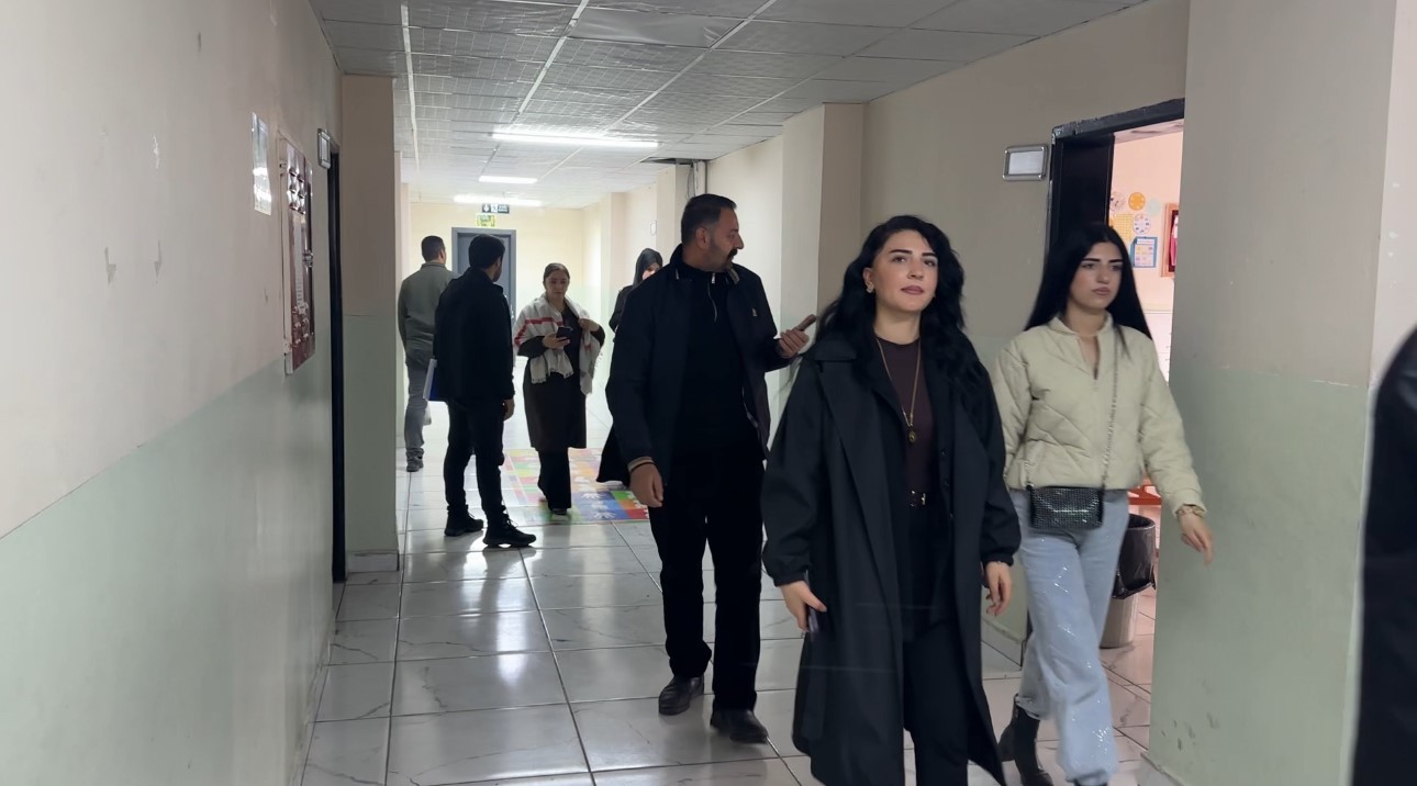 Meralardan sınıflara: Yüksekovalı çiftçiler bu kez sıralarda ter döktü
