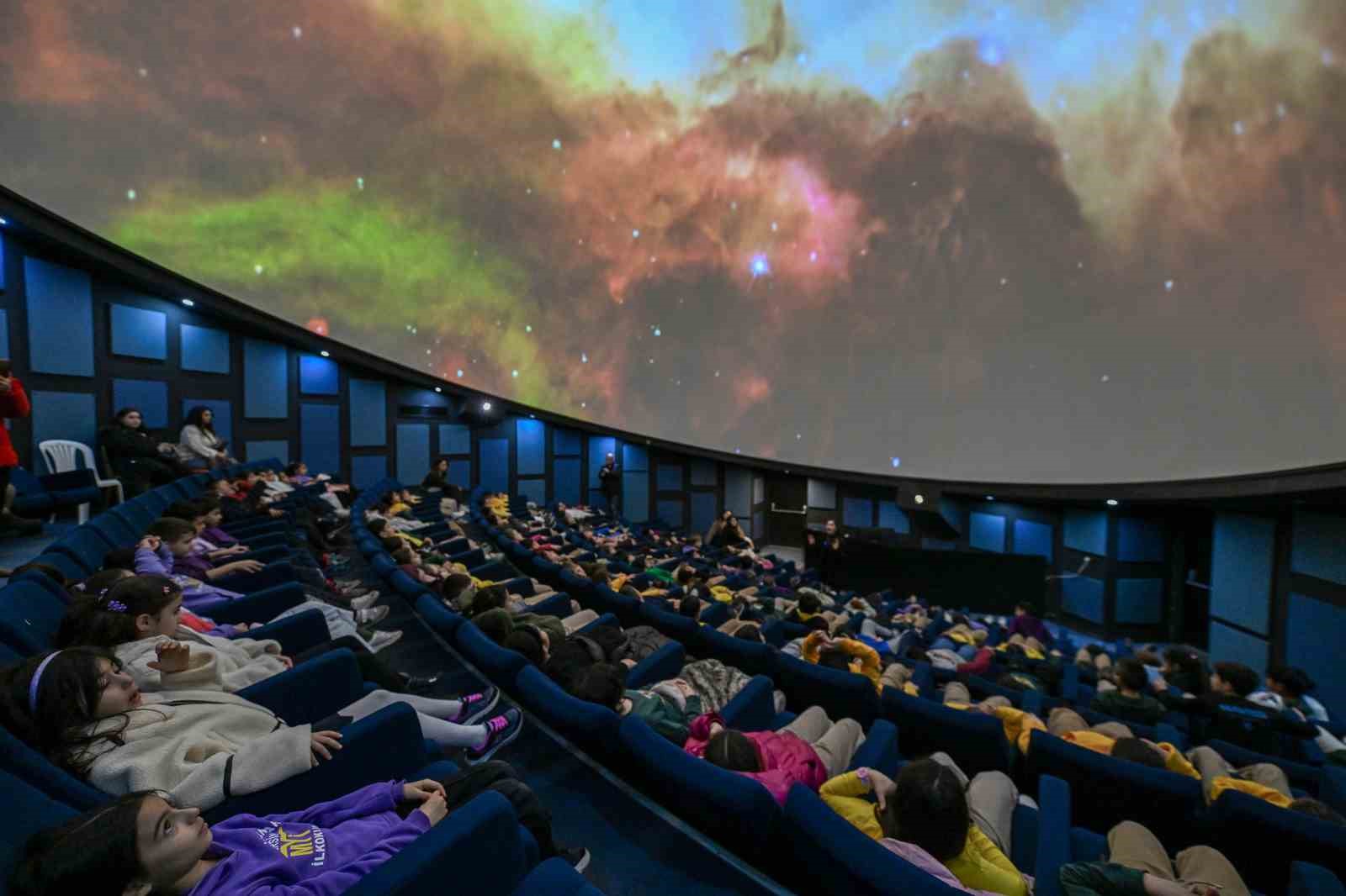 Mercan Bilim Merkezi planetaryumu çocukları evrenle buluşturuyor
Mercan Bilim Merkezi planetaryumu çocukları evrenle buluşturuyor
