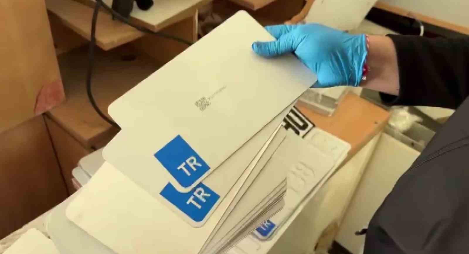 Merdiven altı plaka basım atölyelerine baskın: 4 tutuklama
Merdiven altı plaka basım atölyelerine baskın: 4 tutuklama