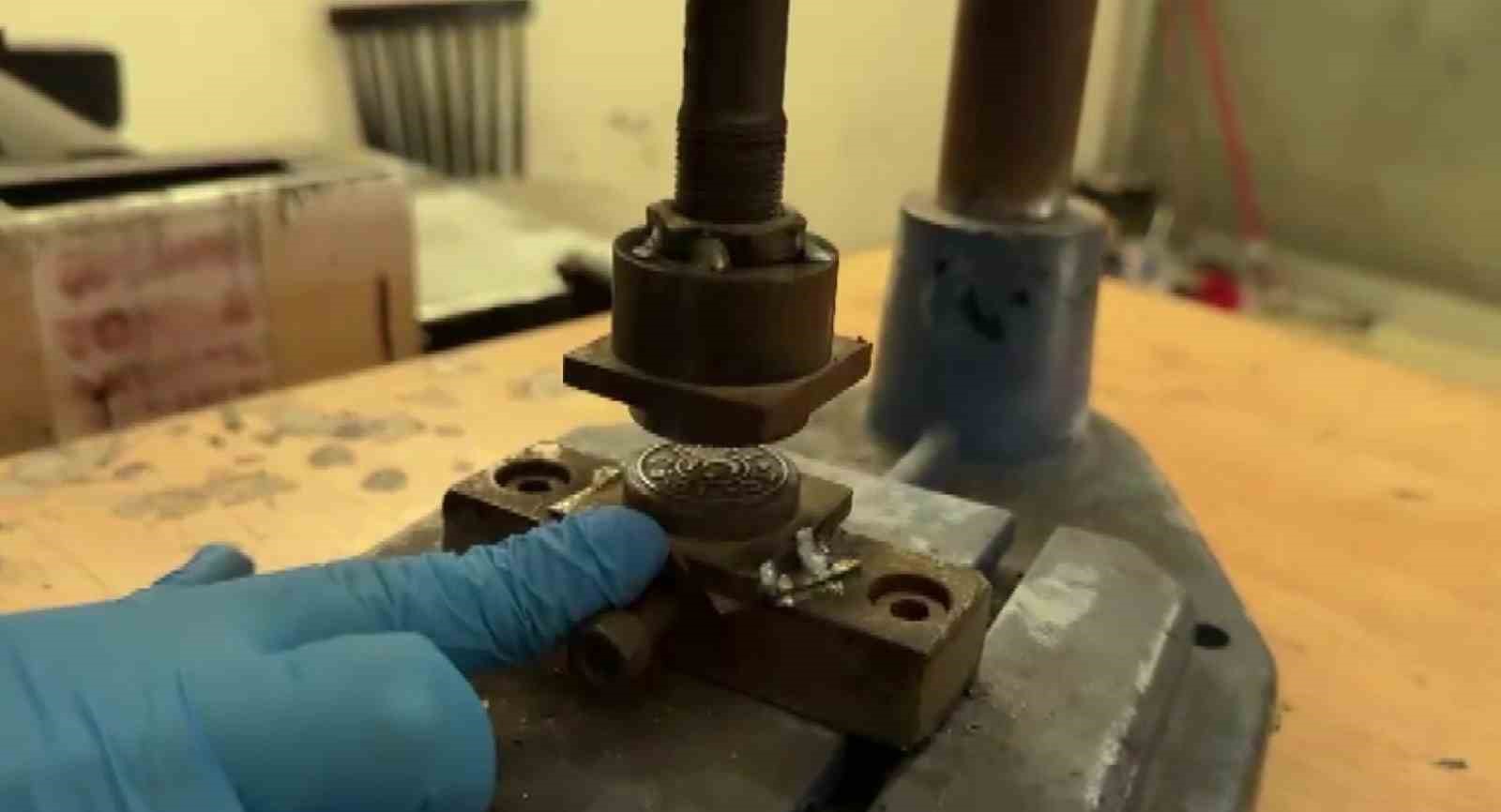 Merdiven altı plaka basım atölyelerine baskın: 4 tutuklama
Merdiven altı plaka basım atölyelerine baskın: 4 tutuklama