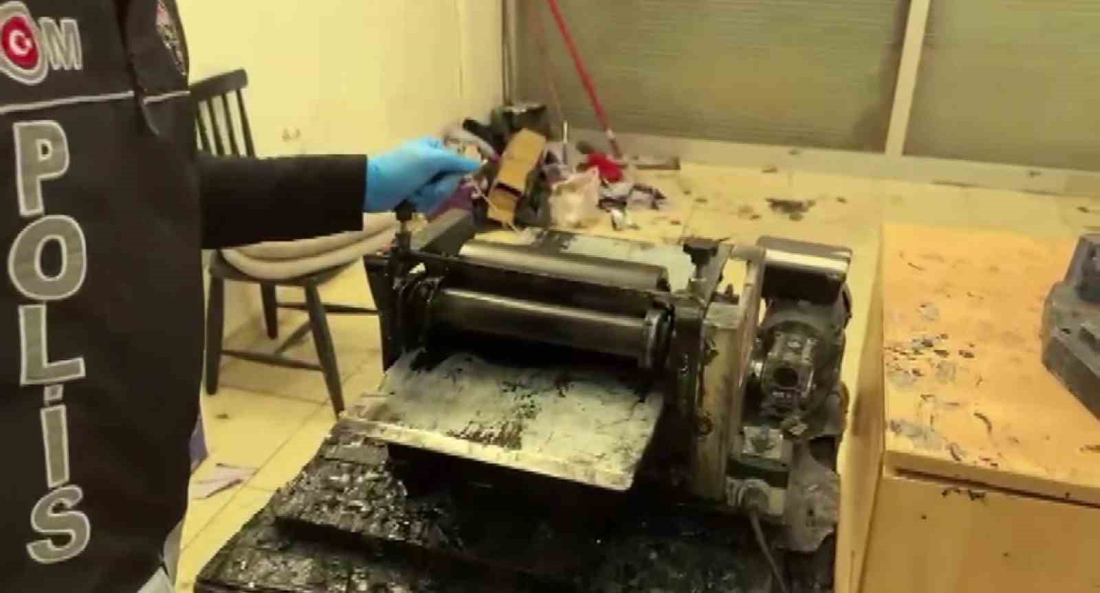 Merdiven altı plaka basım atölyelerine baskın: 4 tutuklama
Merdiven altı plaka basım atölyelerine baskın: 4 tutuklama