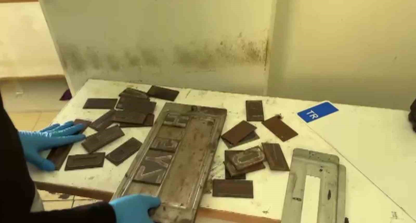 Merdiven altı plaka basım atölyelerine baskın: 4 tutuklama
Merdiven altı plaka basım atölyelerine baskın: 4 tutuklama