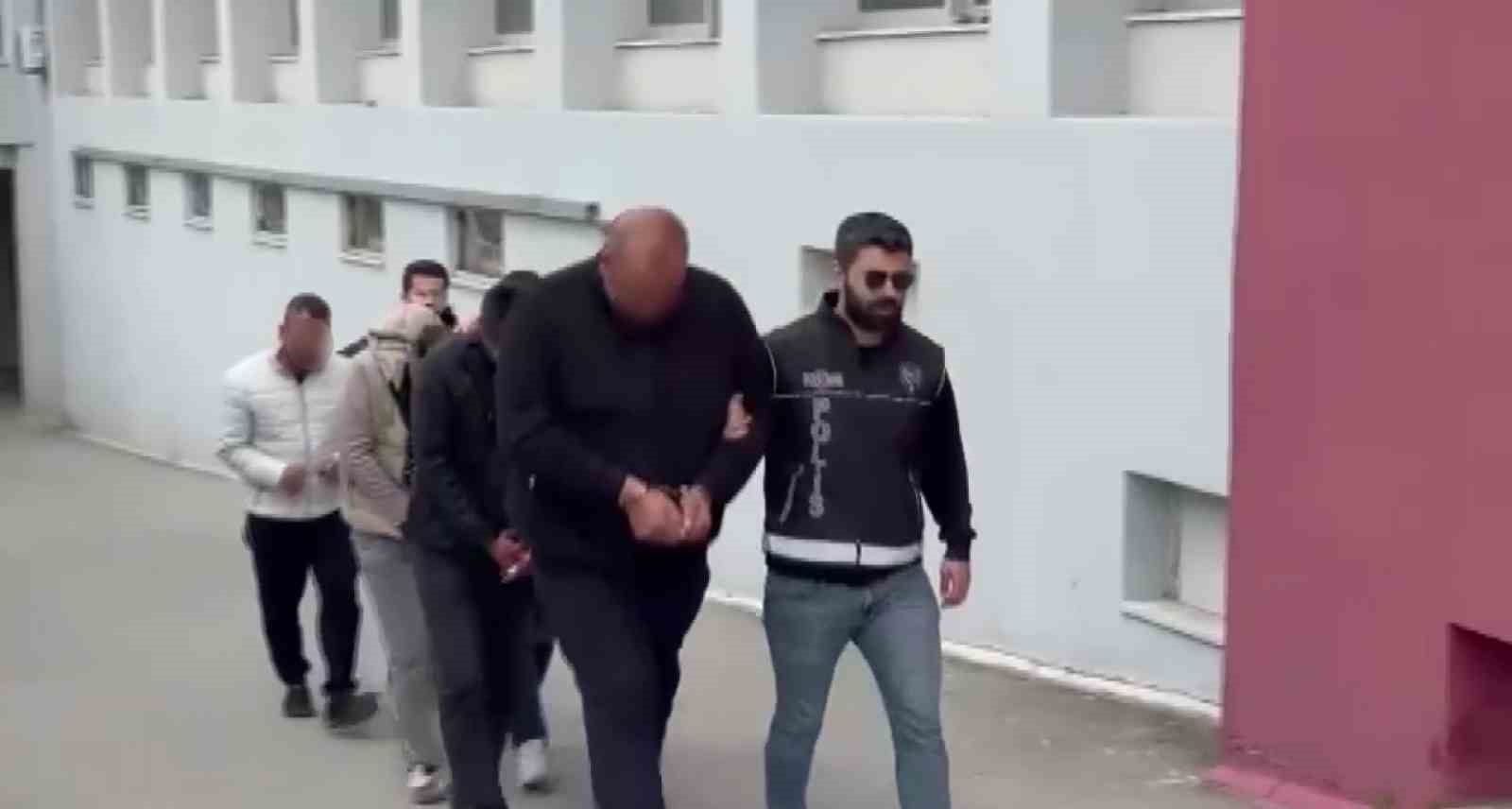 Merdiven altı plaka basım atölyelerine baskın: 4 tutuklama
Merdiven altı plaka basım atölyelerine baskın: 4 tutuklama