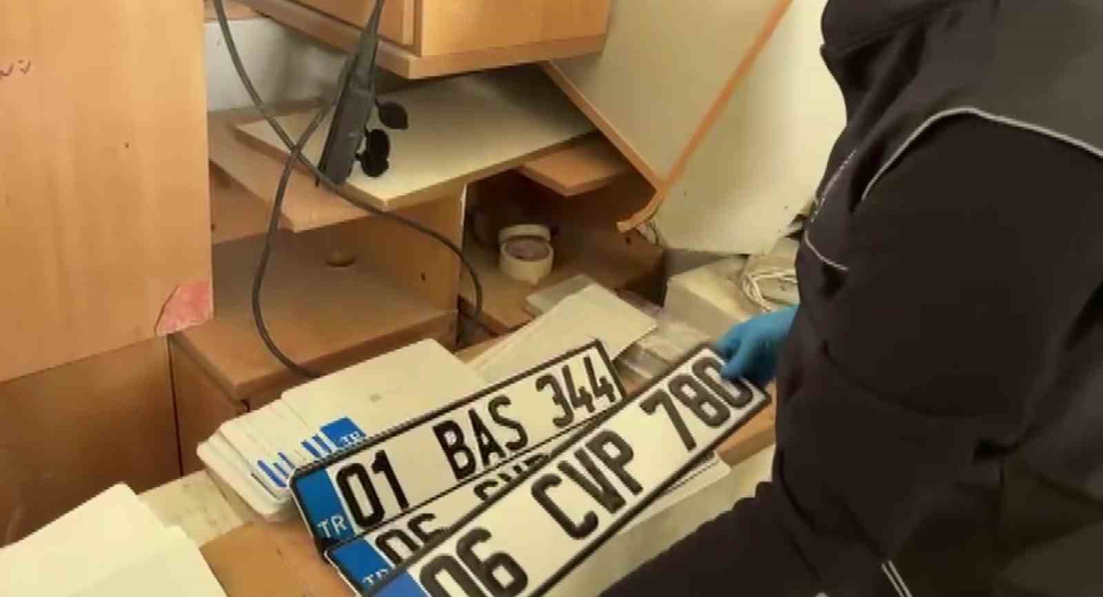 Merdiven altı plaka basım atölyelerine baskın: 4 tutuklama
Merdiven altı plaka basım atölyelerine baskın: 4 tutuklama