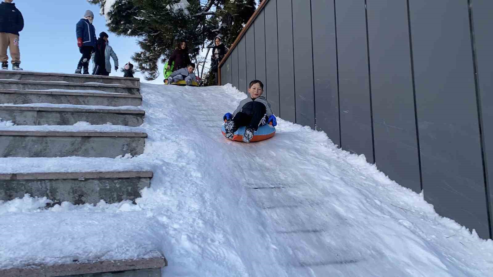 Merdiven değil kayak pisti: Bolulu miniklerin kayak eğlencesi
