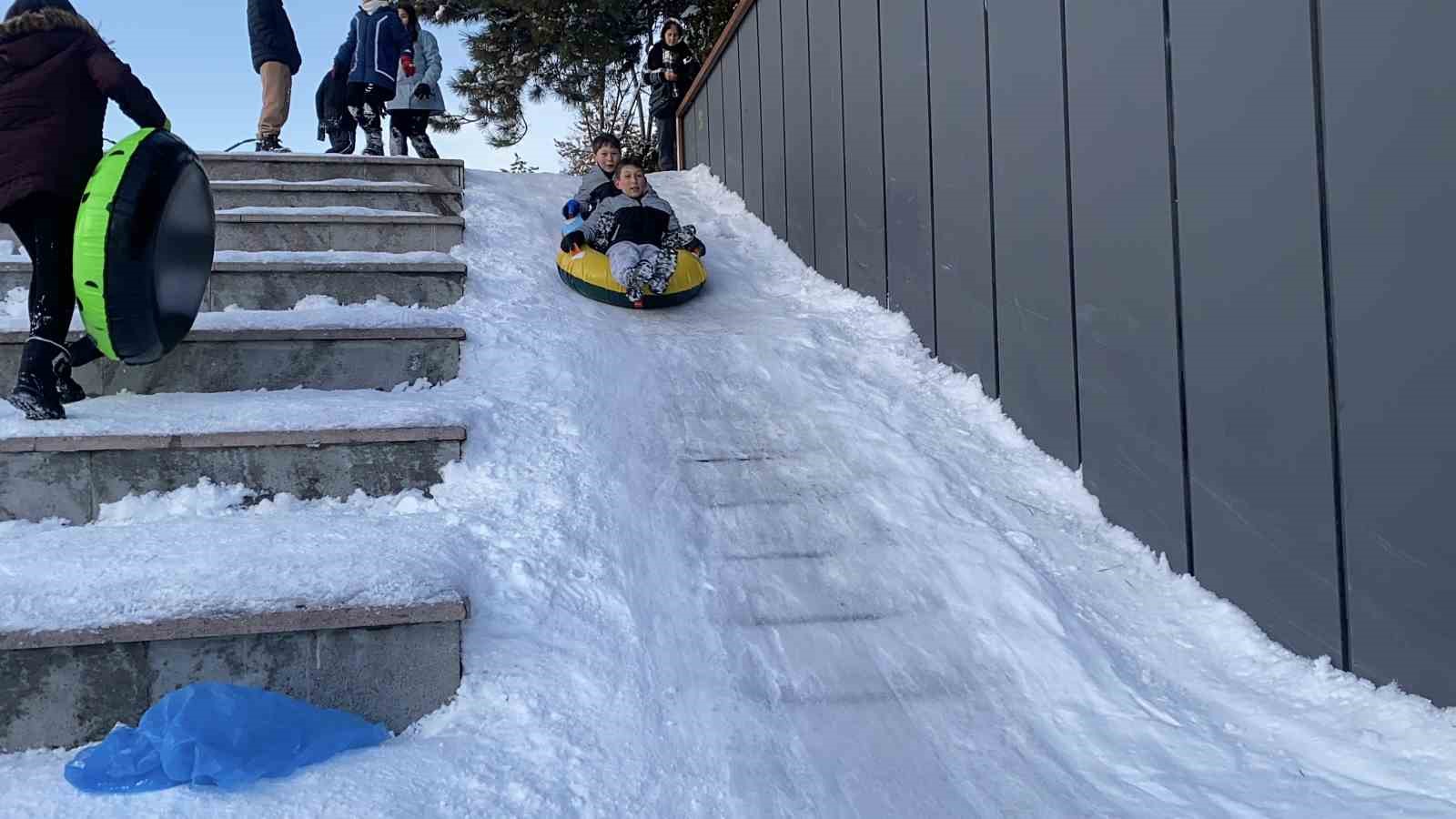Merdiven değil kayak pisti: Bolulu miniklerin kayak eğlencesi
