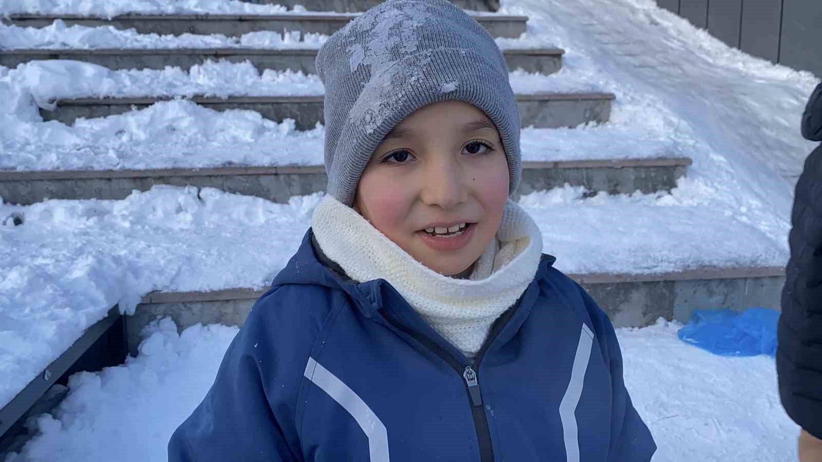 Merdiven değil kayak pisti: Bolulu miniklerin kayak eğlencesi
