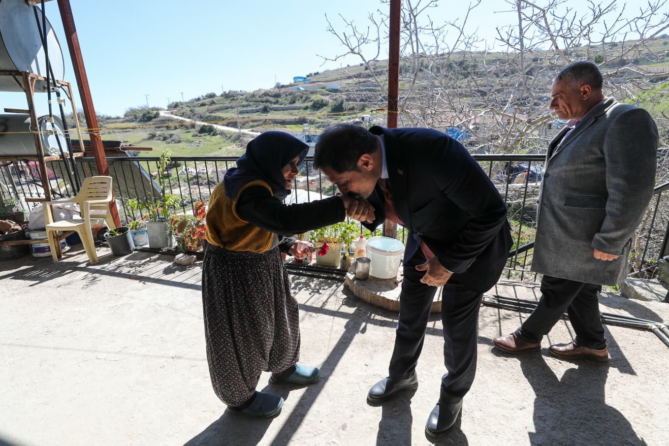 Merhametiyle Türkiye’ye örnek olan 80 yaşındaki anne ve ömrünü adadığı 61 yaşındaki engelli kızının Vali’yle sohbetleri yürekleri ısıttı
