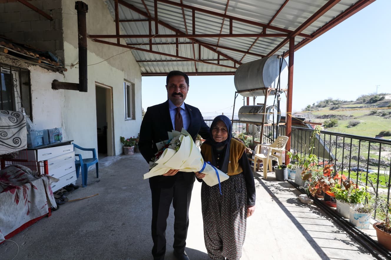 Merhametiyle Türkiye’ye örnek olan 80 yaşındaki anne ve ömrünü adadığı 61 yaşındaki engelli kızının Vali’yle sohbetleri yürekleri ısıttı
