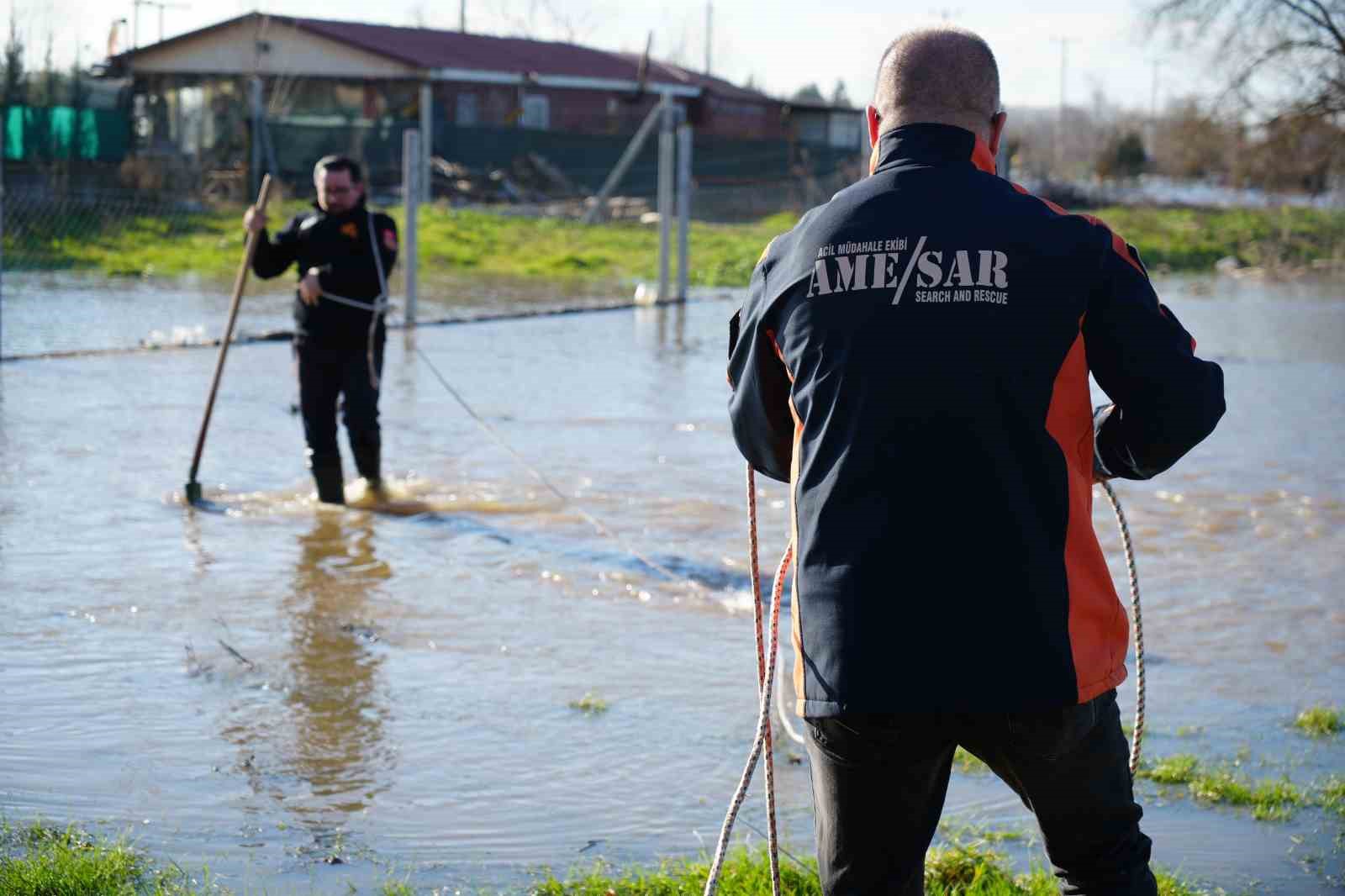 Meriç Nehri taştı; hayvanlar tahliye edildi, çiftçi malını kurtardı
