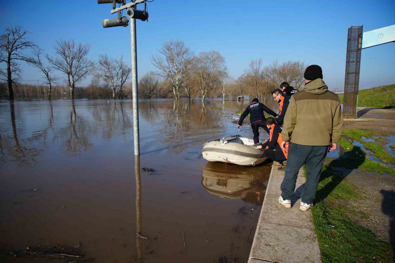 Meriç Nehri taştı, ovalar su altında kaldı
