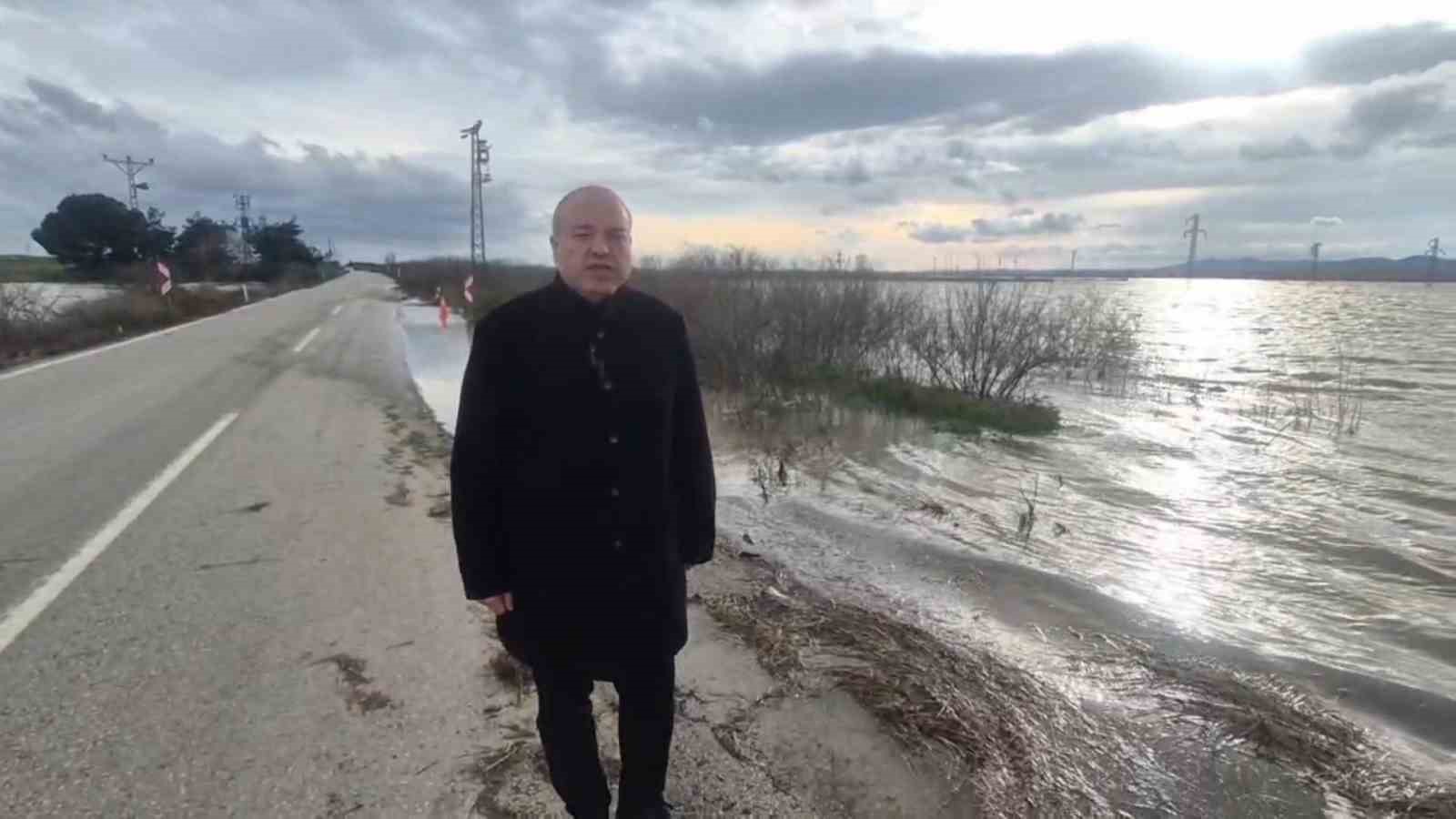 Meriç Nehri taştı, sedde patladı: Karayolu sular altında
