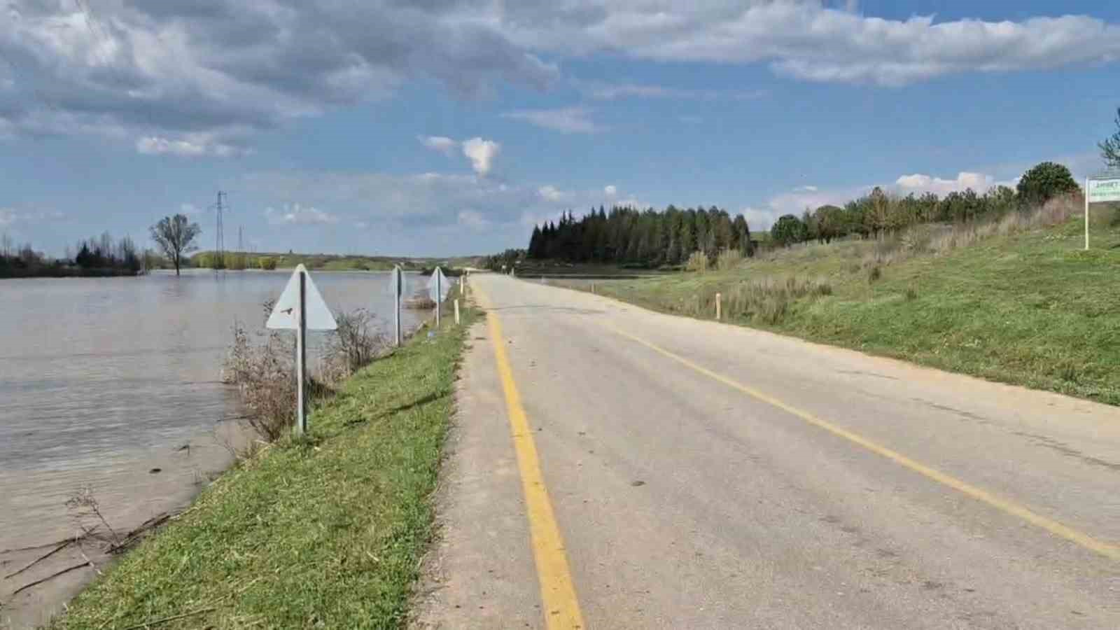 Meriç Nehri taştı, sular yollara ulaştı
