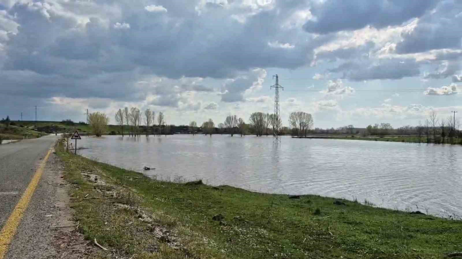 Meriç Nehri taştı, sular yollara ulaştı
