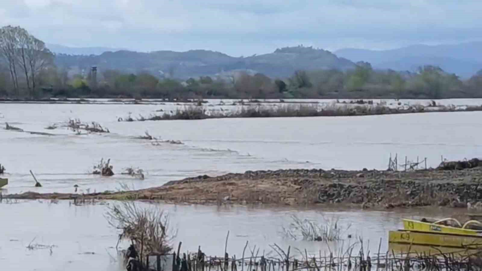 Meriç Nehri taştı, sular yollara ulaştı
