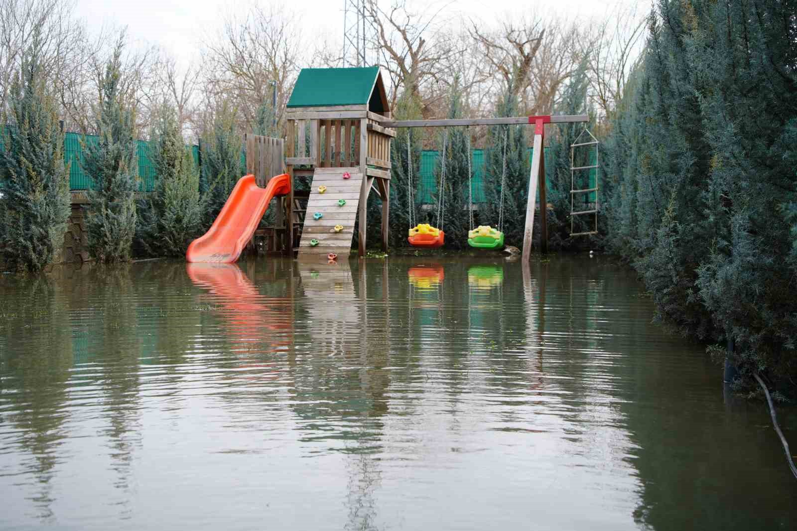 Meriç Nehri’nde su seviyesi normale döndü, evlerdeki hasar ortaya çıktı
