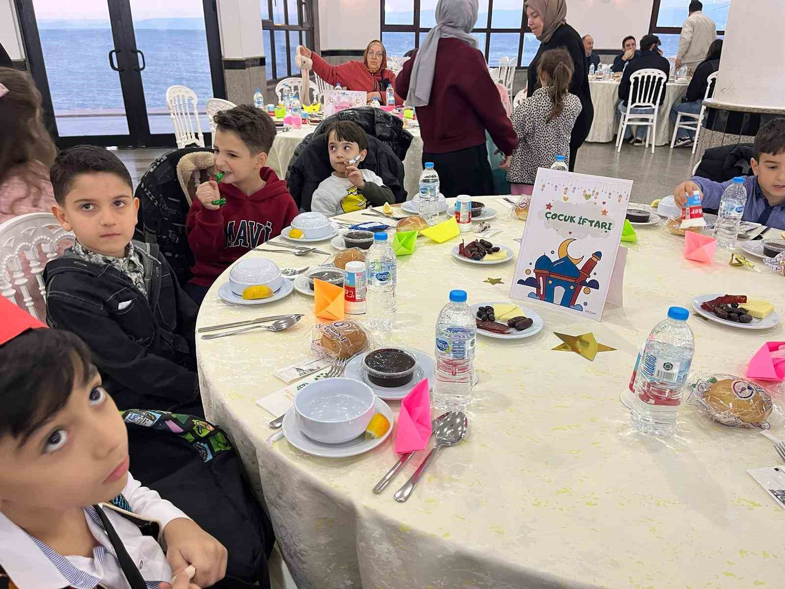 Merih Demiral’dan ilkokul öğretmenine jest
