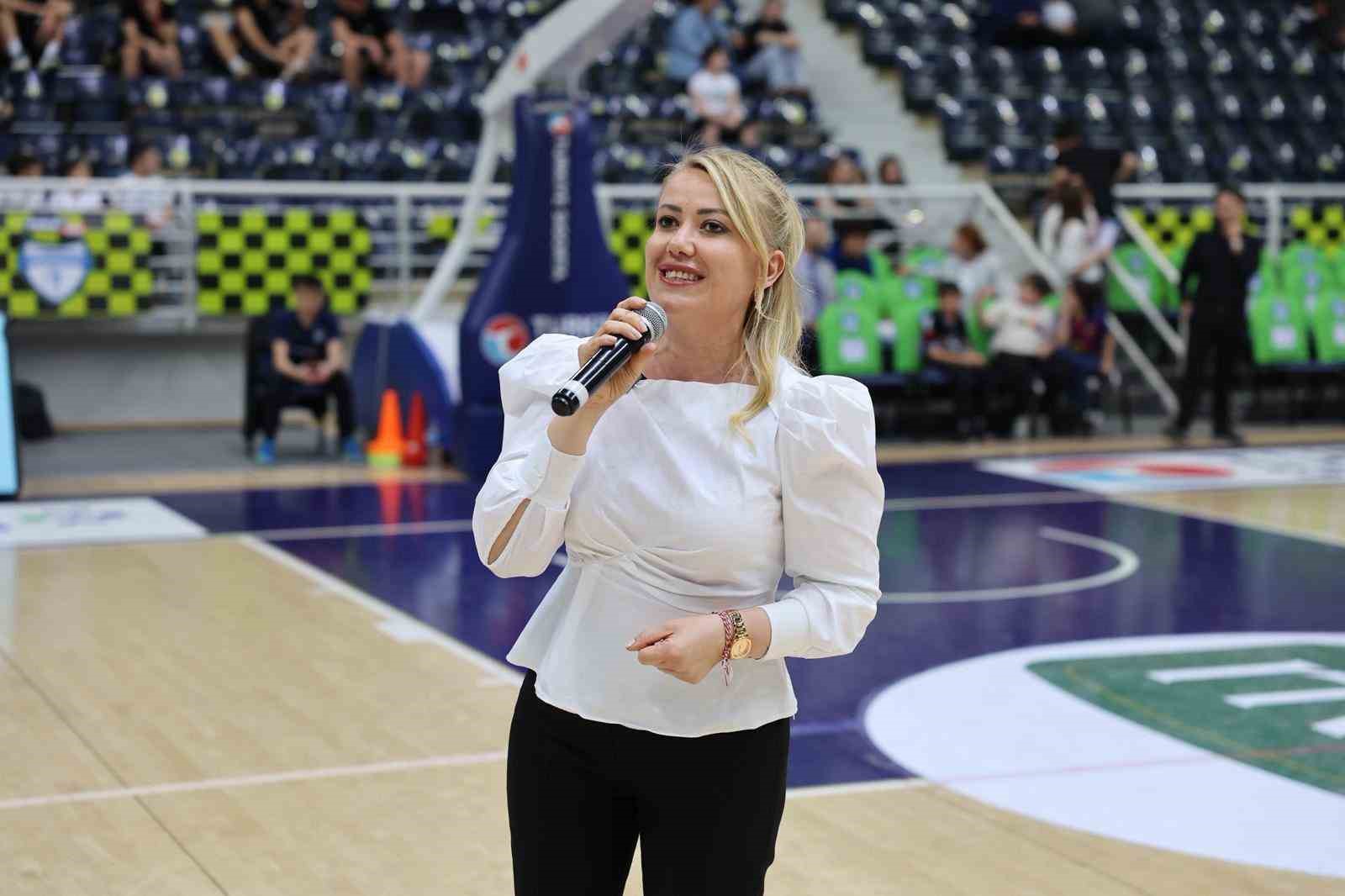 Merkezefendi Basketbol Takımı eğitime destek amacıyla parkeye çıktı
