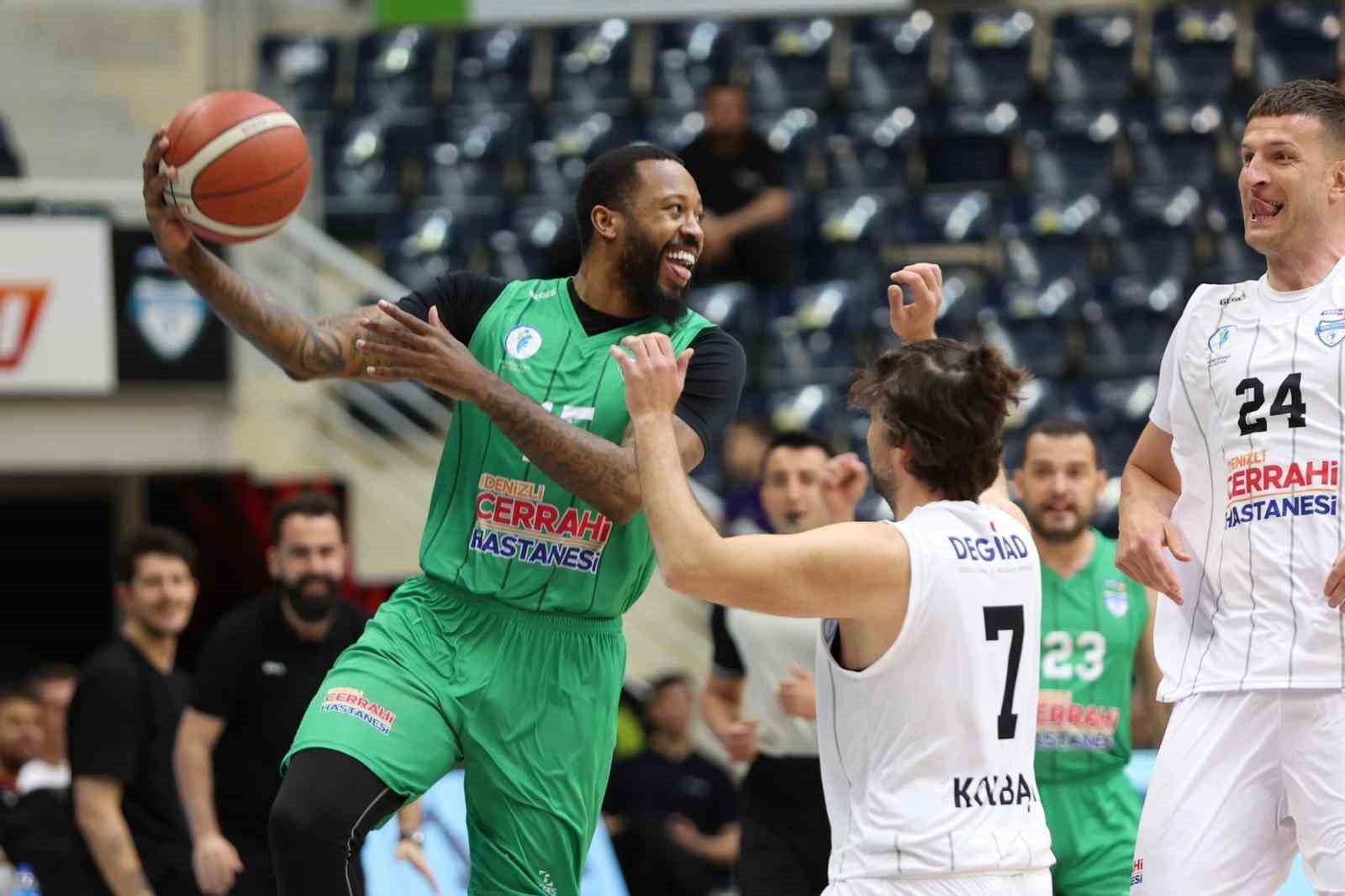 Merkezefendi Basketbol Takımı eğitime destek amacıyla parkeye çıktı
