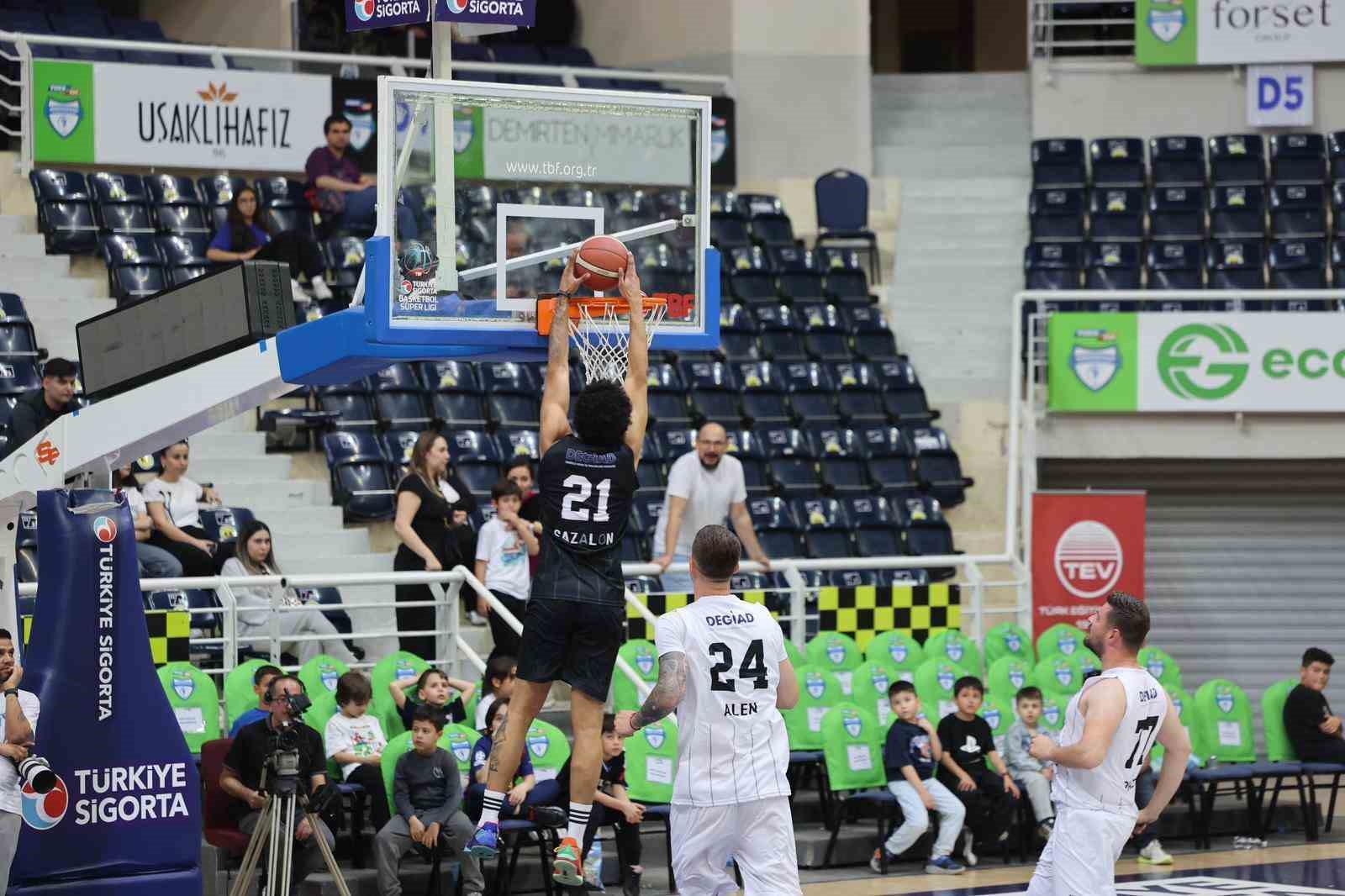 Merkezefendi Basketbol Takımı eğitime destek amacıyla parkeye çıktı
