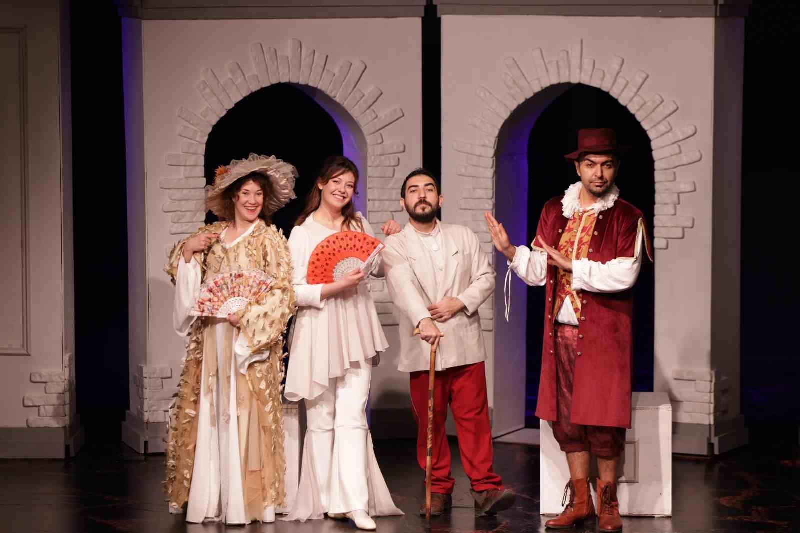 Merkezefendi Kent Tiyatrosu yeni oyunu ‘Biz Aşık Değiliz’ ile sahnede
