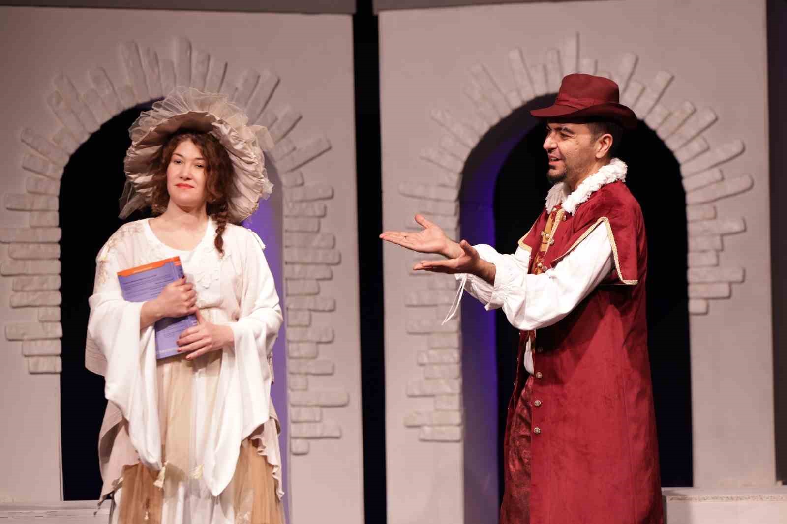 Merkezefendi Kent Tiyatrosu yeni oyunu ‘Biz Aşık Değiliz’ ile sahnede
