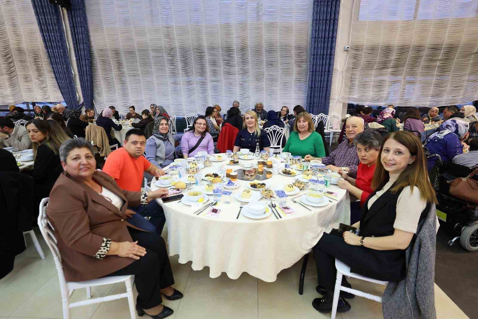 Merkezefendi’de Engelsiz Yaşam Akademisi aileleri iftarda buluştu
