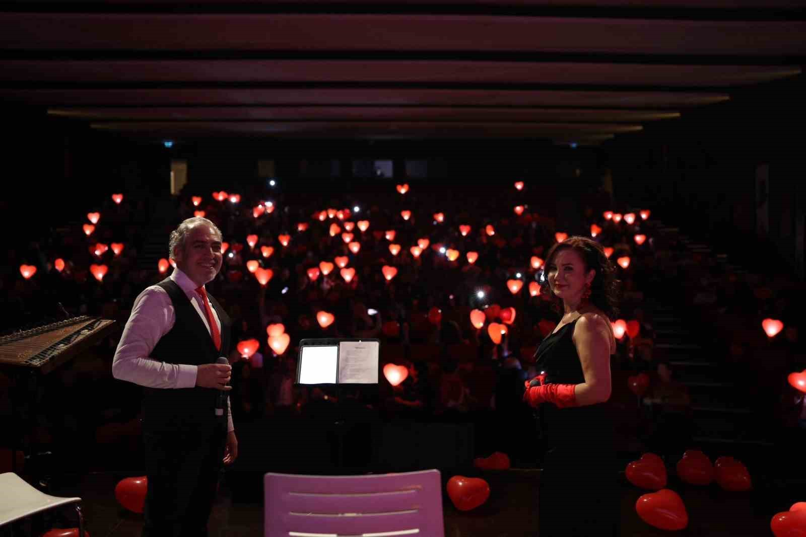 Merkezefendi’de Sevgililer Günü’ne özel "Aşka Dair" konseri büyük beğeni topladı
Merkezefendi’de Sevgililer Günü’ne özel "Aşka Dair" konseri büyük beğeni topladı